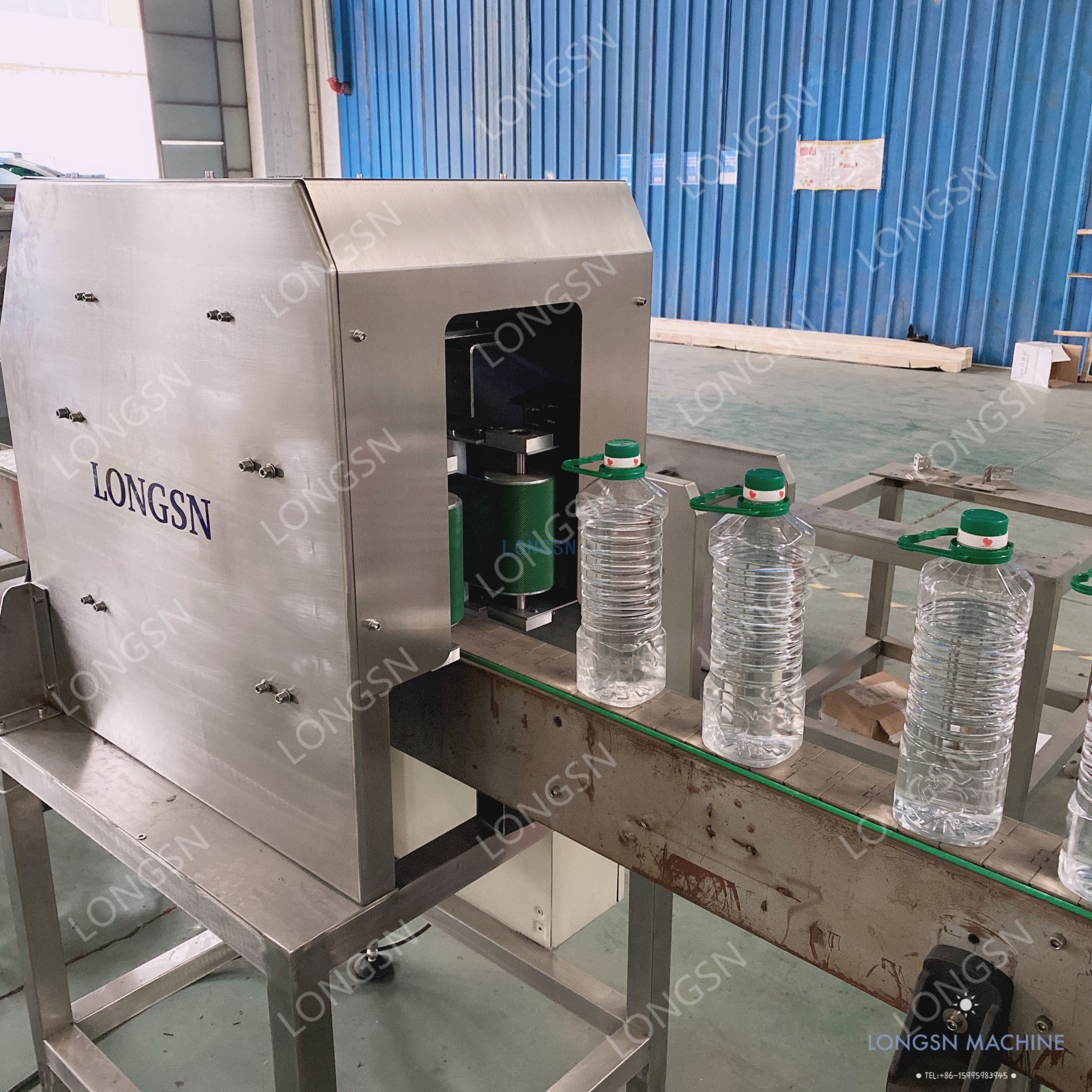 Les bouteilles en plastique automatiques de boisson de l'eau manipulent des machines d'applicateur