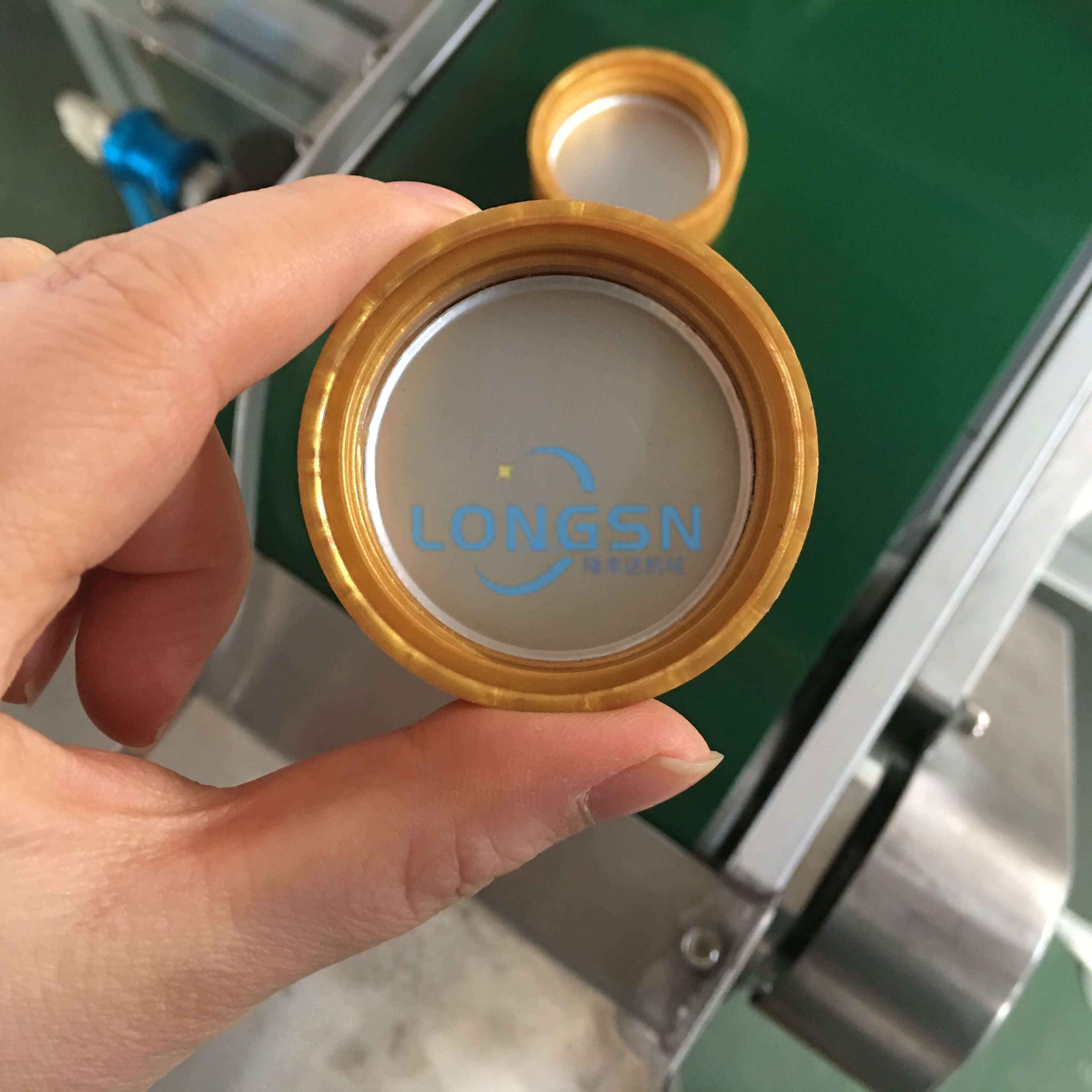 Doublure cosmétique automatique de bouchon de bouteille insérant la machine de doublure